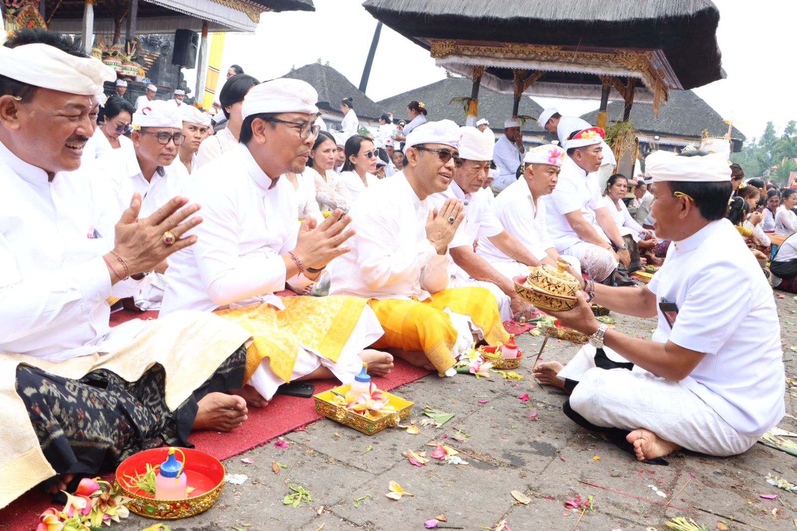 NGATURANG BAKTI PENGANYAR DI PURA BESAKIH KARANGASEM