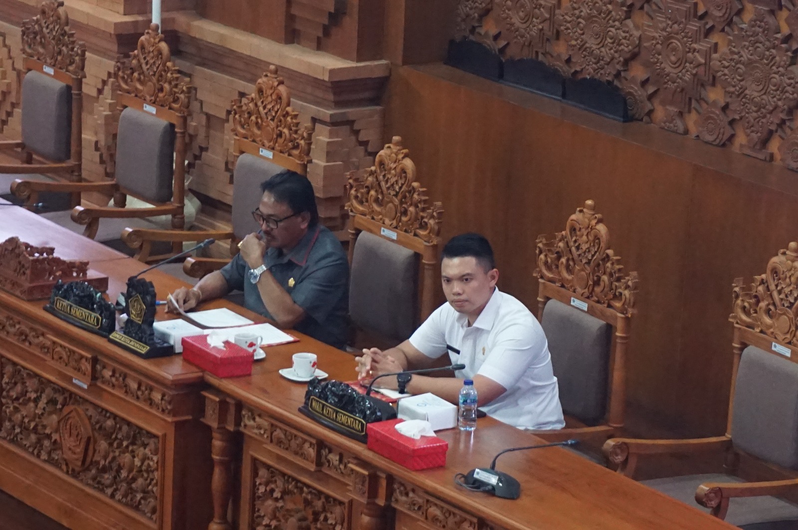 RAPAT KONSULTASI DPRD DIPIMPIN OLEH PIMPINAN SEMENTARA BAHAS 4 AGENDA 