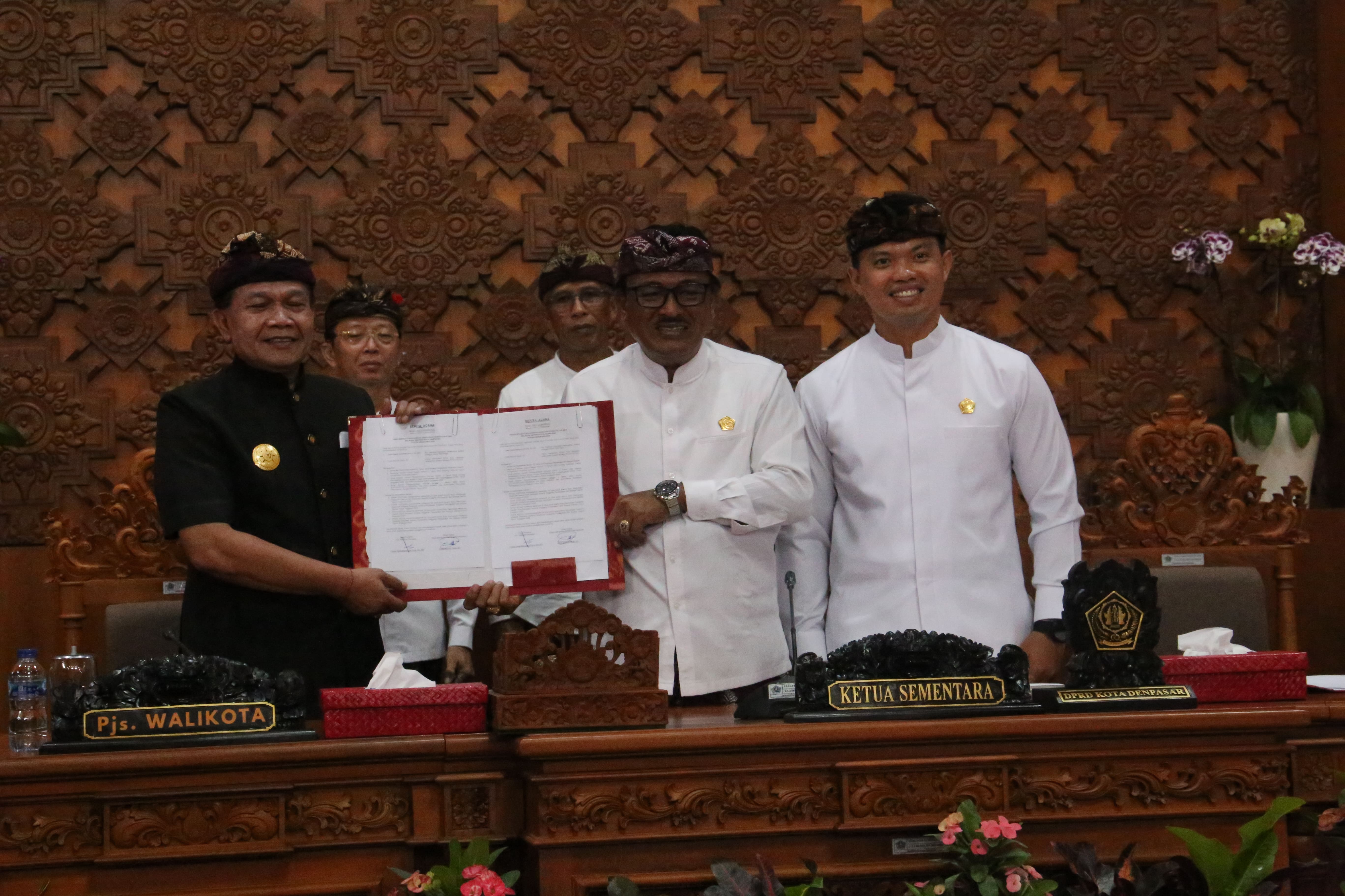 Pjs WALIKOTA DENPASAR SAMPAIKAN PIDATO PENGANTAR TERKAIT RANPERDA APBD TA 2025