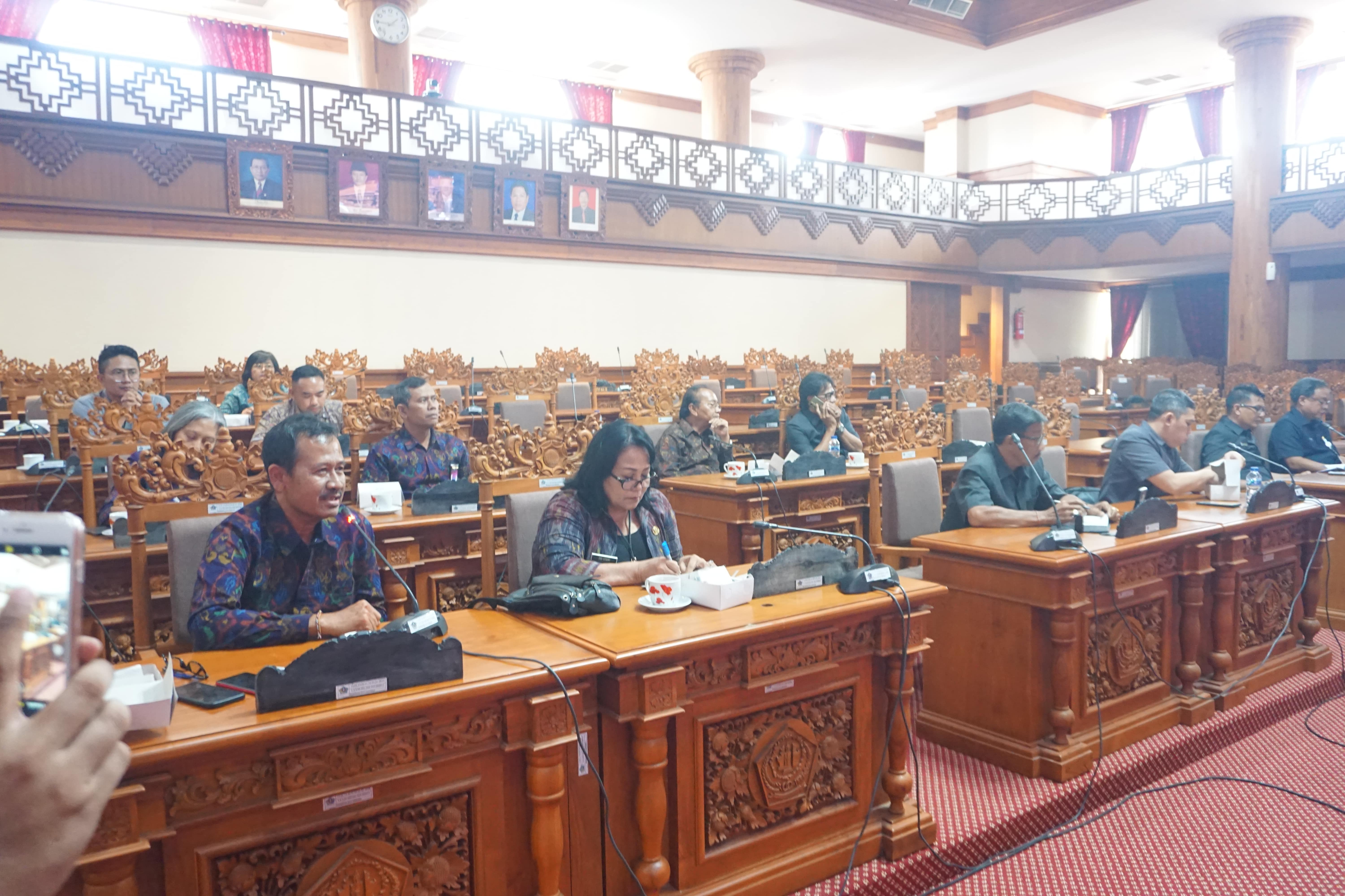RAPAT KERJA KOMISI II DAN KOMISI III DPRD KOTA DENPASAR