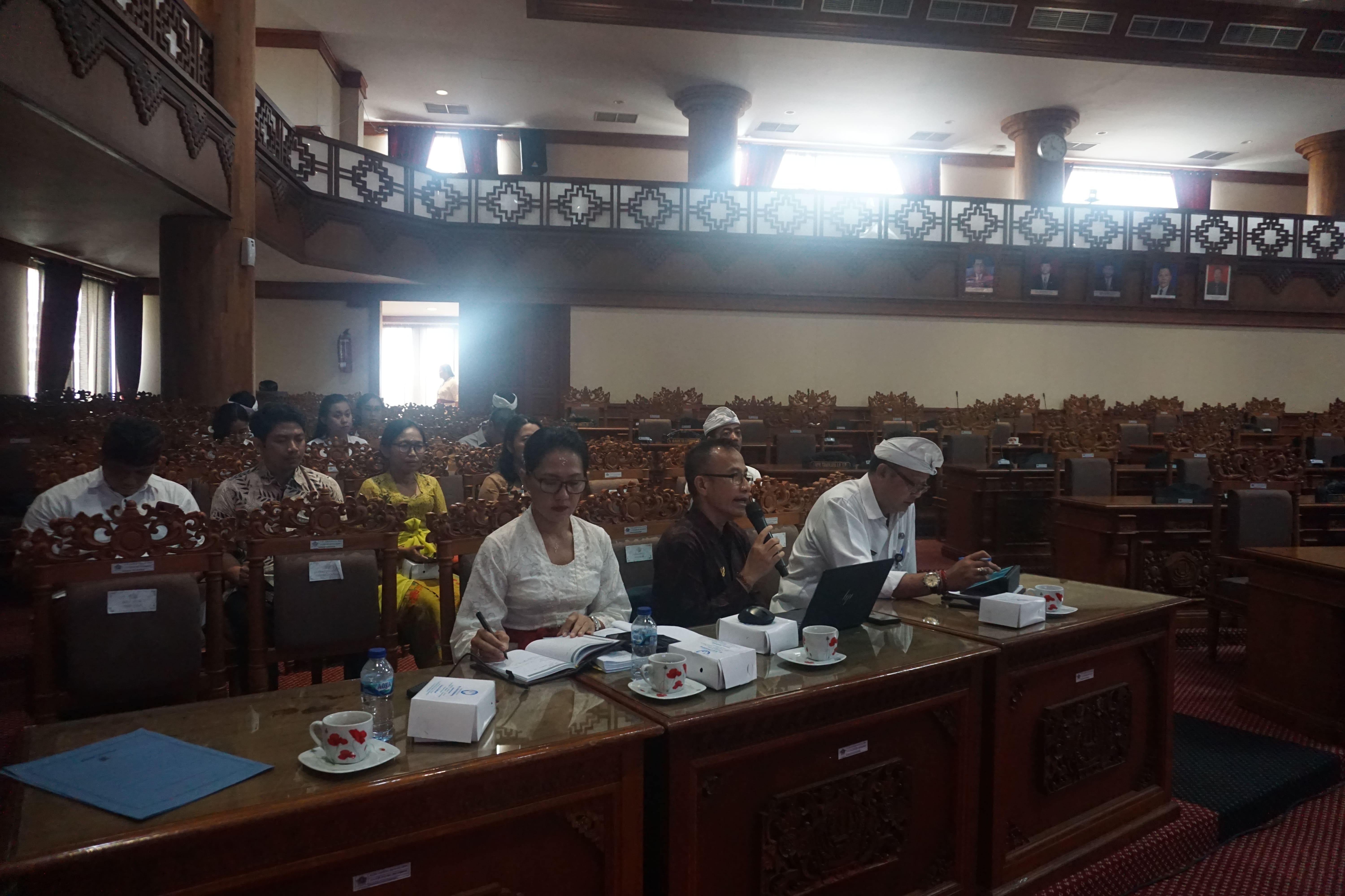 RAPAT KERJA PANSUS XXXI DENGAN EKSEKUTIF MEMBAHAS RANPERDA TENTANG PENYELENGGARAAN BANGUNAN GEDUNG