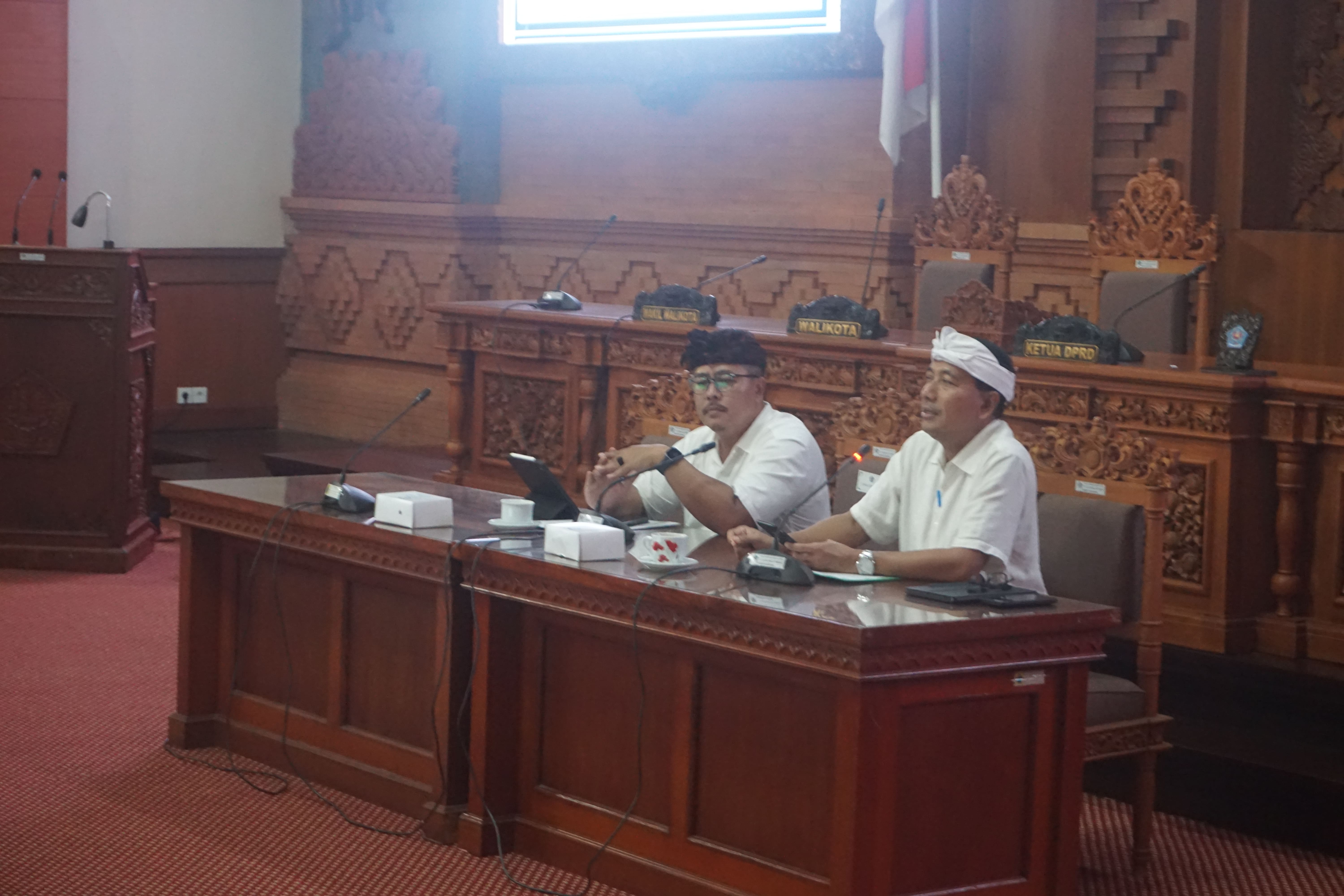 RAPAT KERJA KOMISI I DAN II DPRD KOTA DENPASAR MEMBAHAS TARGET PENDAPATAN DAERAH TAHUN 2024