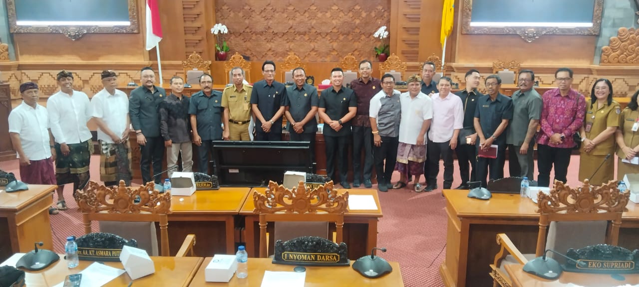RAPAT PERSETUJUAN HIBAH BANJAR ADAT SEMAWANG SANUR  