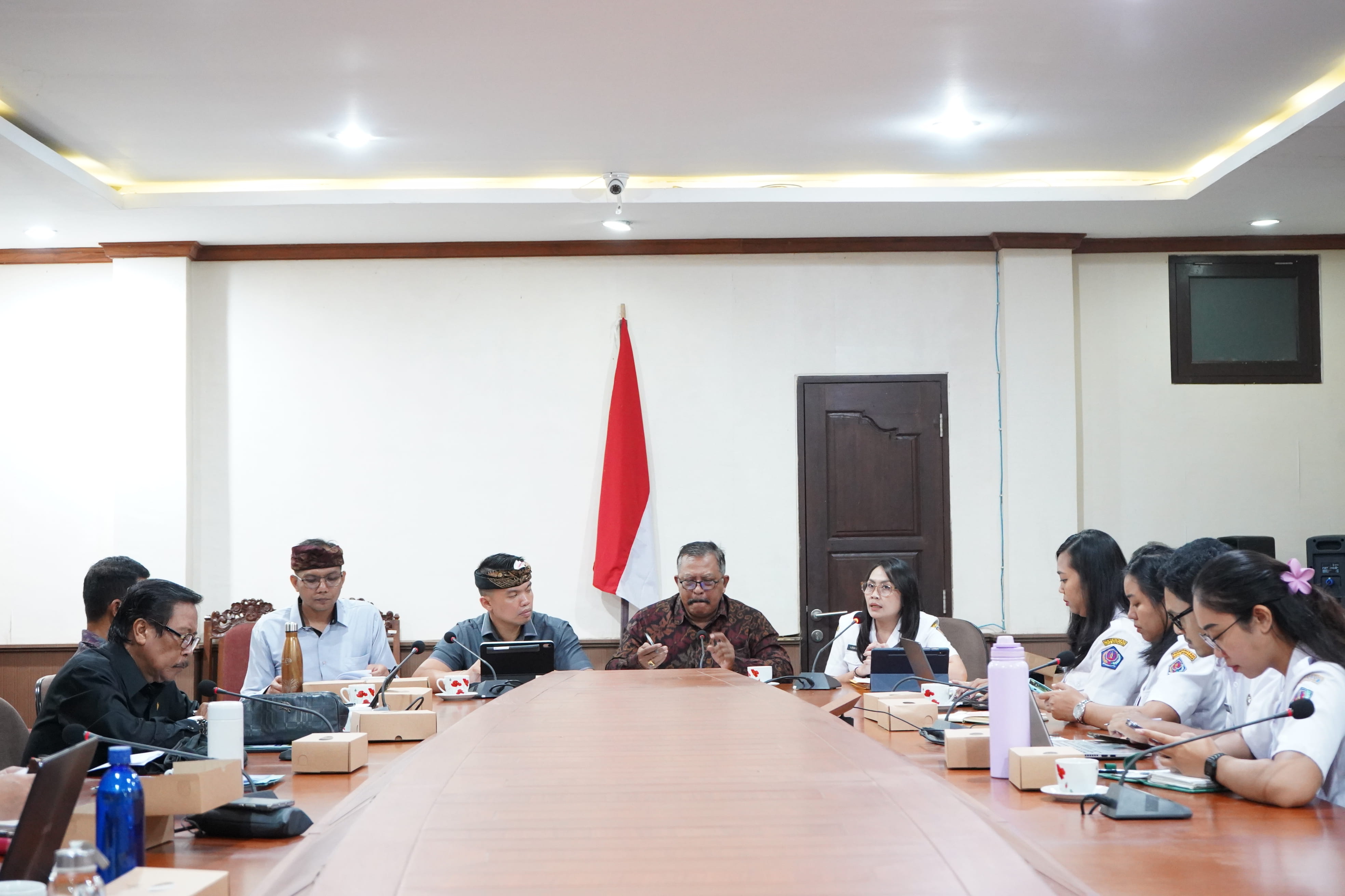 RAPAT KERJA BAPEMPERDA DENGAN BAGIAN HUKUM SETDA KOTA DENPASAR BAHAS IMPLIKASI BERLAKUNYA UU 1 TAHUN