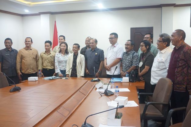 AUDENSI IKATAN KESATUAN MAHASISWA HINDU DHARMA INDONESIA (KMHDI) DENPASAR