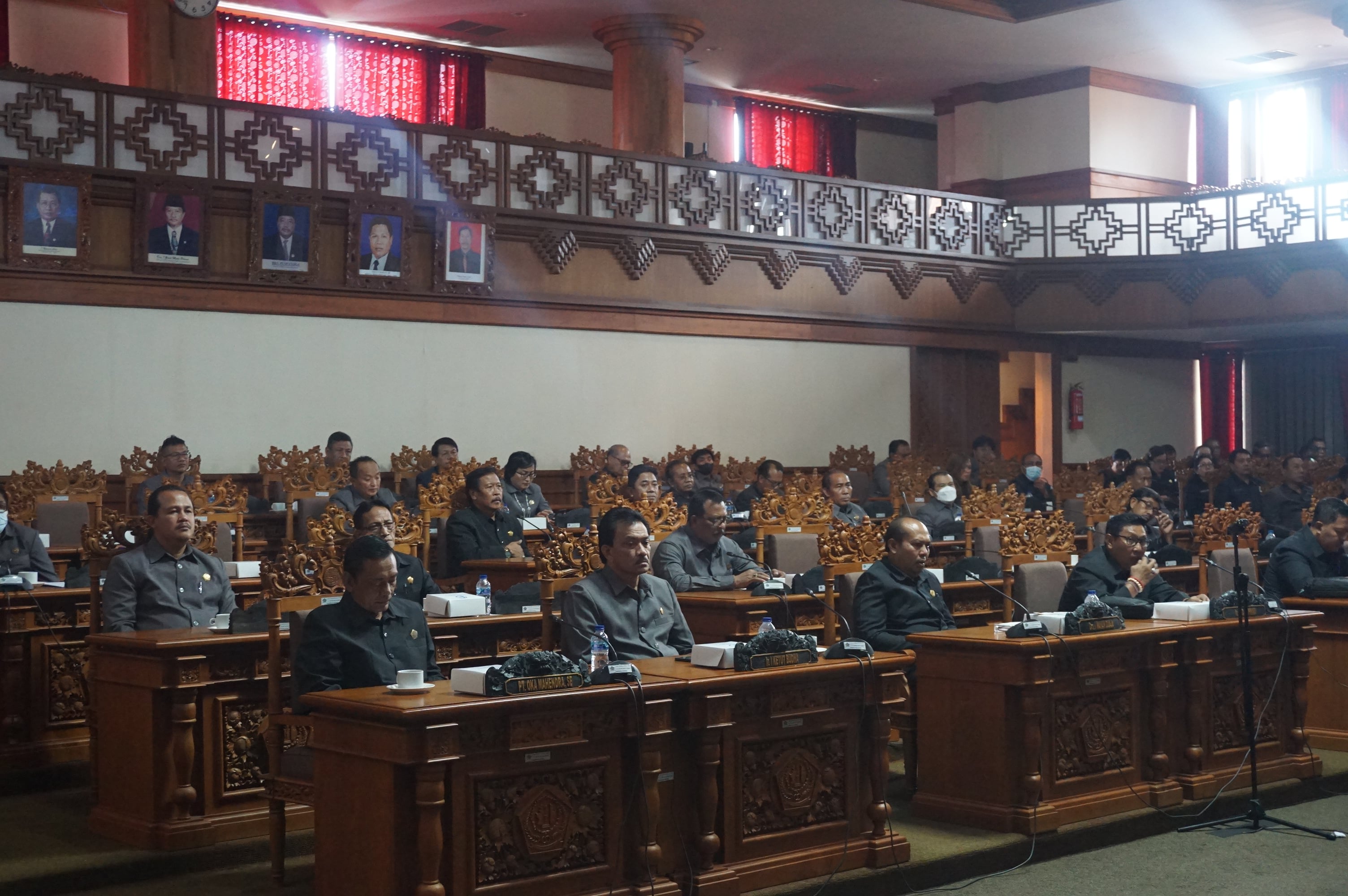 RAPAT PARIPURNA KE-17 SAMPAIKAN SEJUMLAH PENJELASAN RANCANGAN PERATURAN DAERAH DPRD KOTA DENPASAR