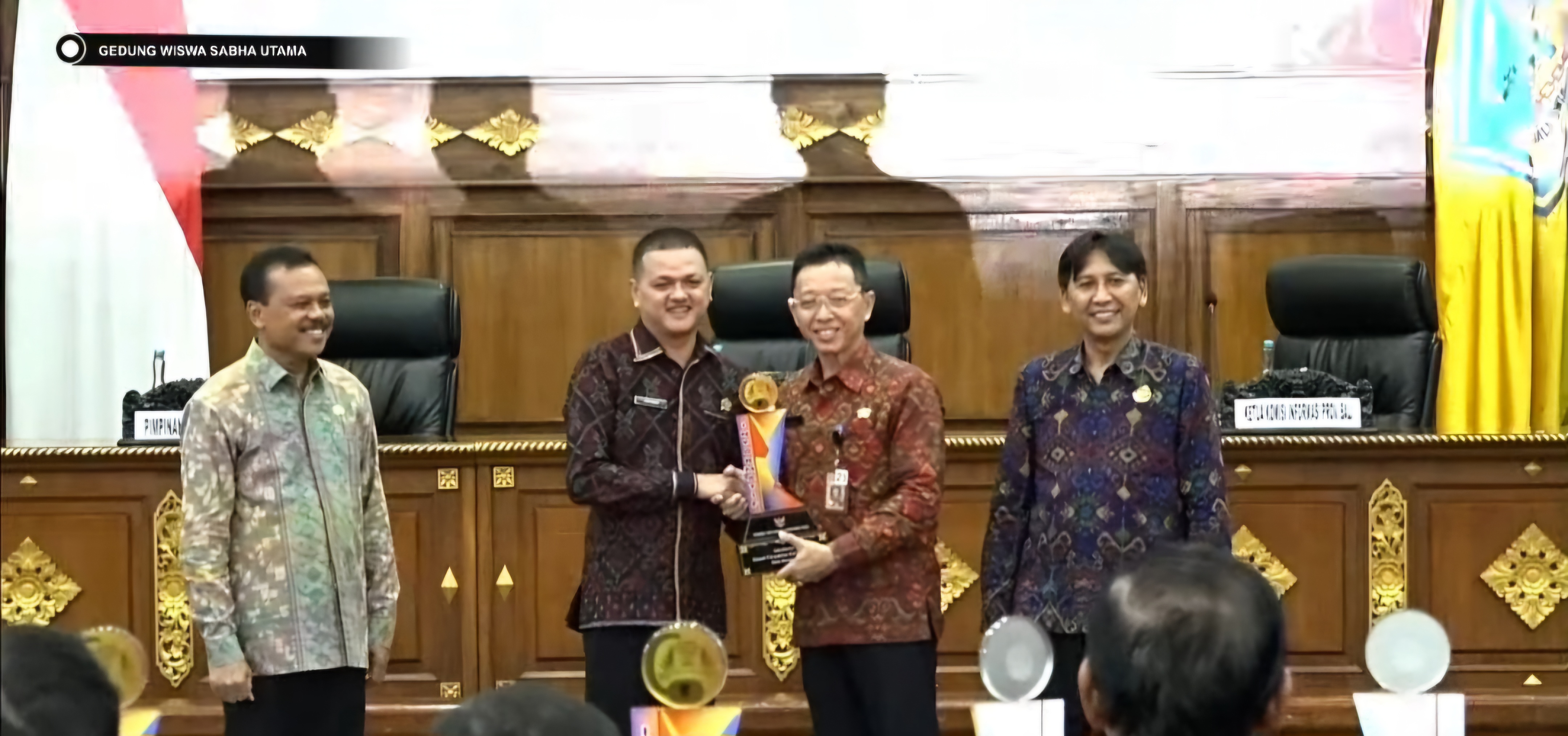 SEKRETARIAT DPRD KOTA DENPASAR TERIMA ANUGERAH KETERBUKAAN INFORMASI PUBLIK KATEGORI 