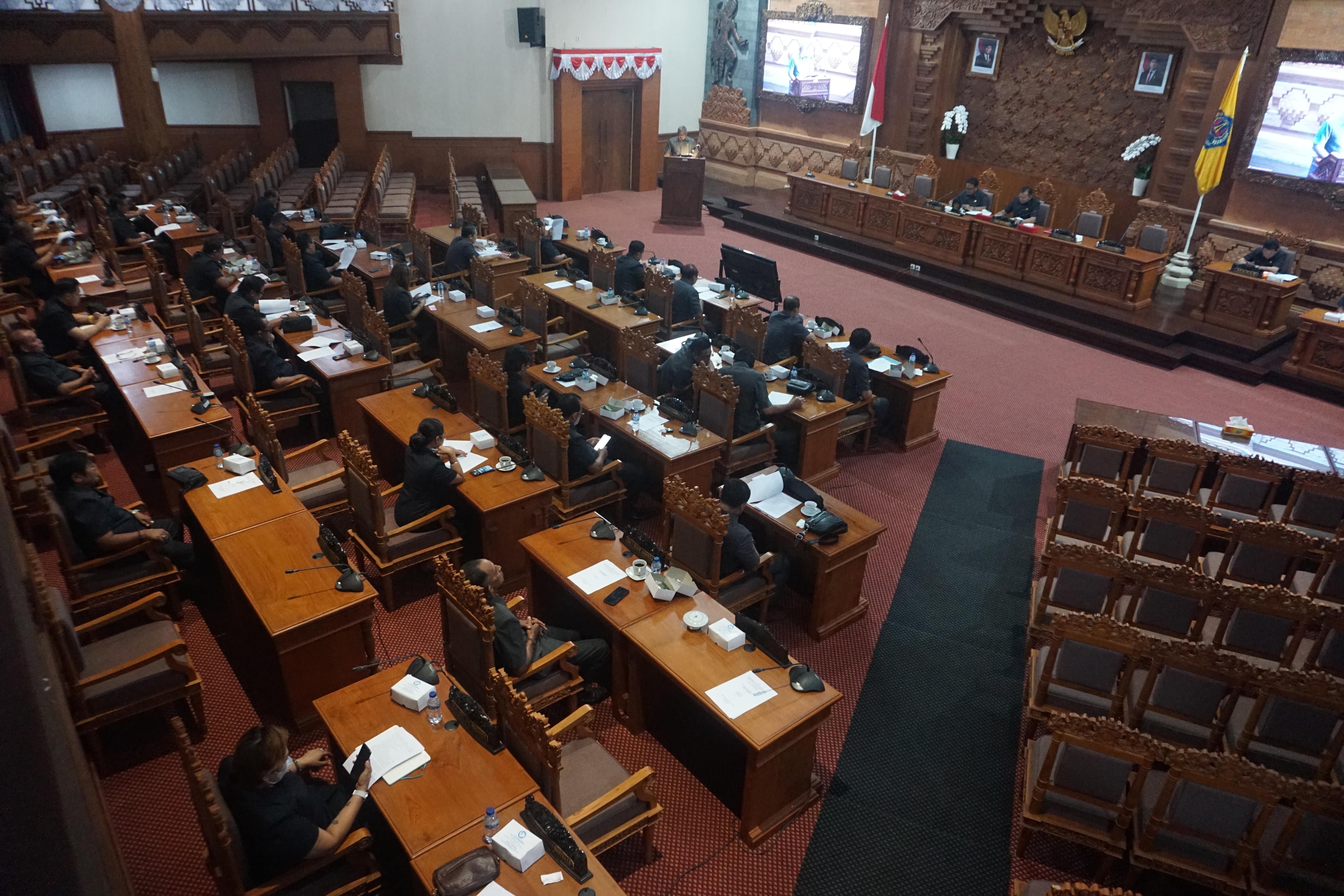 BAPEMPERDA DPRD KOTA DENPASAR SAMPAIKAN HASIL PEMBAHASAN RANPERDA TENTANG PELESTARIAN OGOH-OGOH PADA RAPAT PARIPURNA KE-7 MASA PERSIDANGAN I