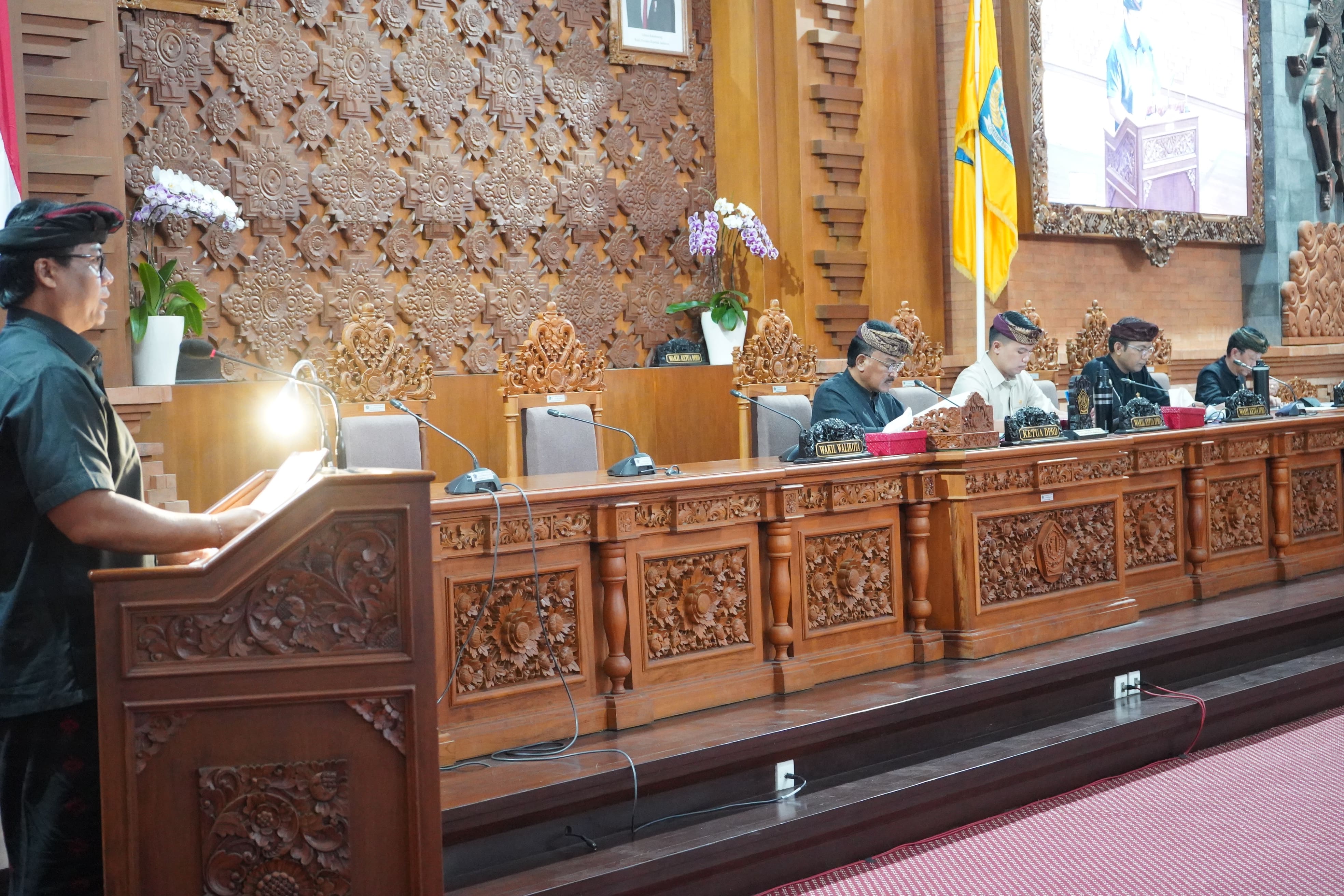 PANSUS V SAMPAIKAN LAPORAN HASIL PEMBAHASAN RANPERDA KOTA DENPASAR TENTANG PENGELOLAAN BARANG MILIK DAERAH