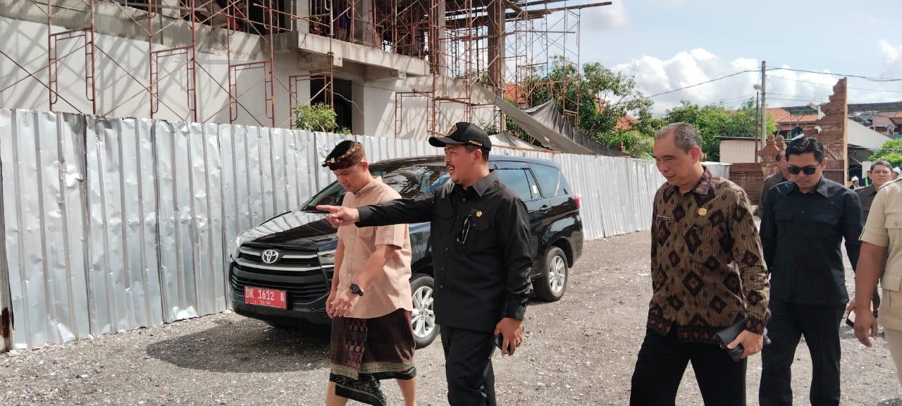 KOMISI III DAN IV DPRD KOTA DENPASAR TINJAU PEMBANGUNAN GEDUNG SMPN 16 DENPASAR