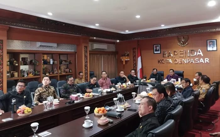 KOMISI I DAN II DPRD KOTA DENPASAR KUNJUNGAN KERJA KE BAPENDA DENPASAR