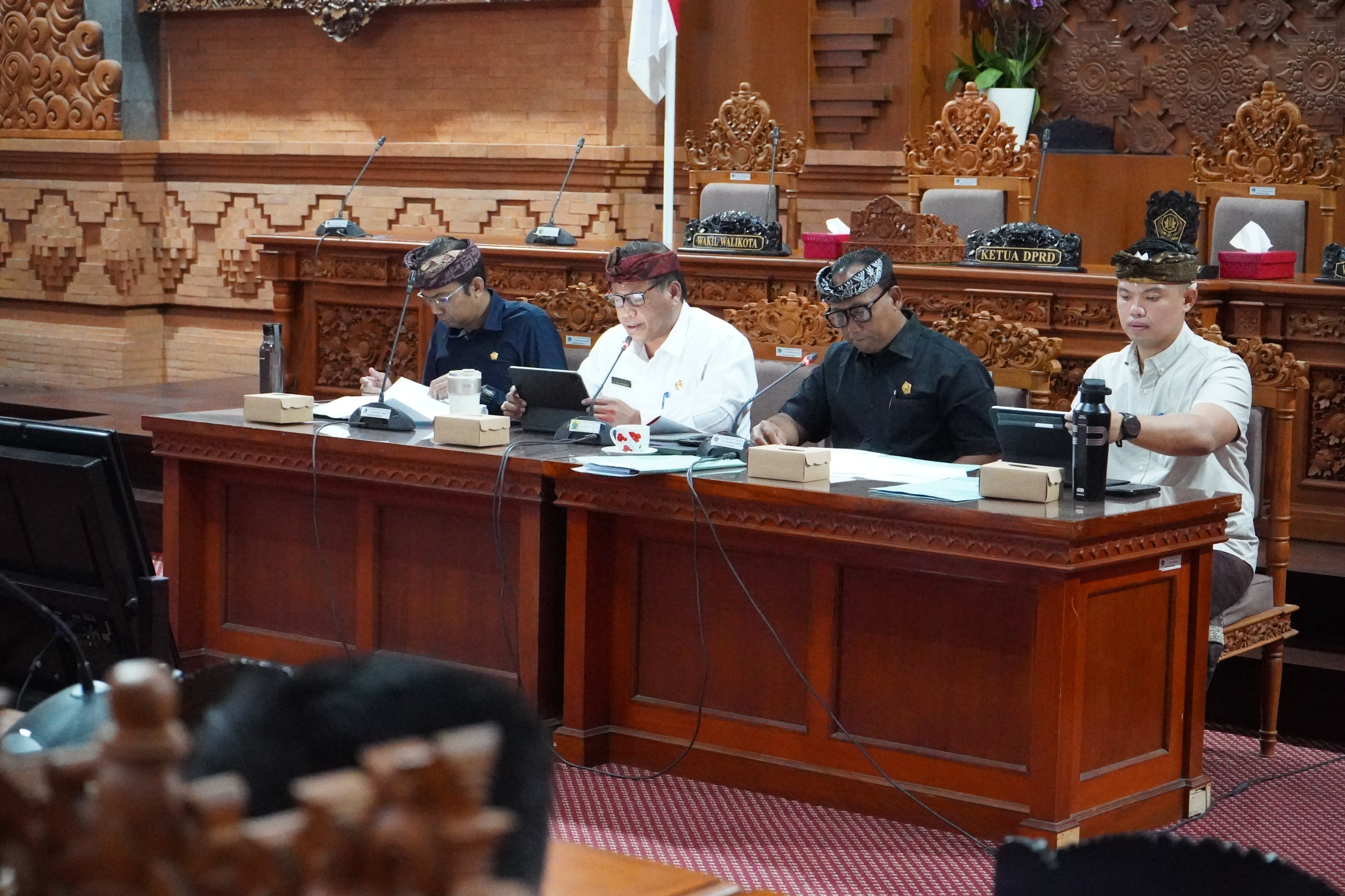 MASALAH SAMPAH MASIH JADI PR BERAT, DPRD KOTA DENPASAR DESAK DLHK PERCEPAT STRATEGI PENANGANAN