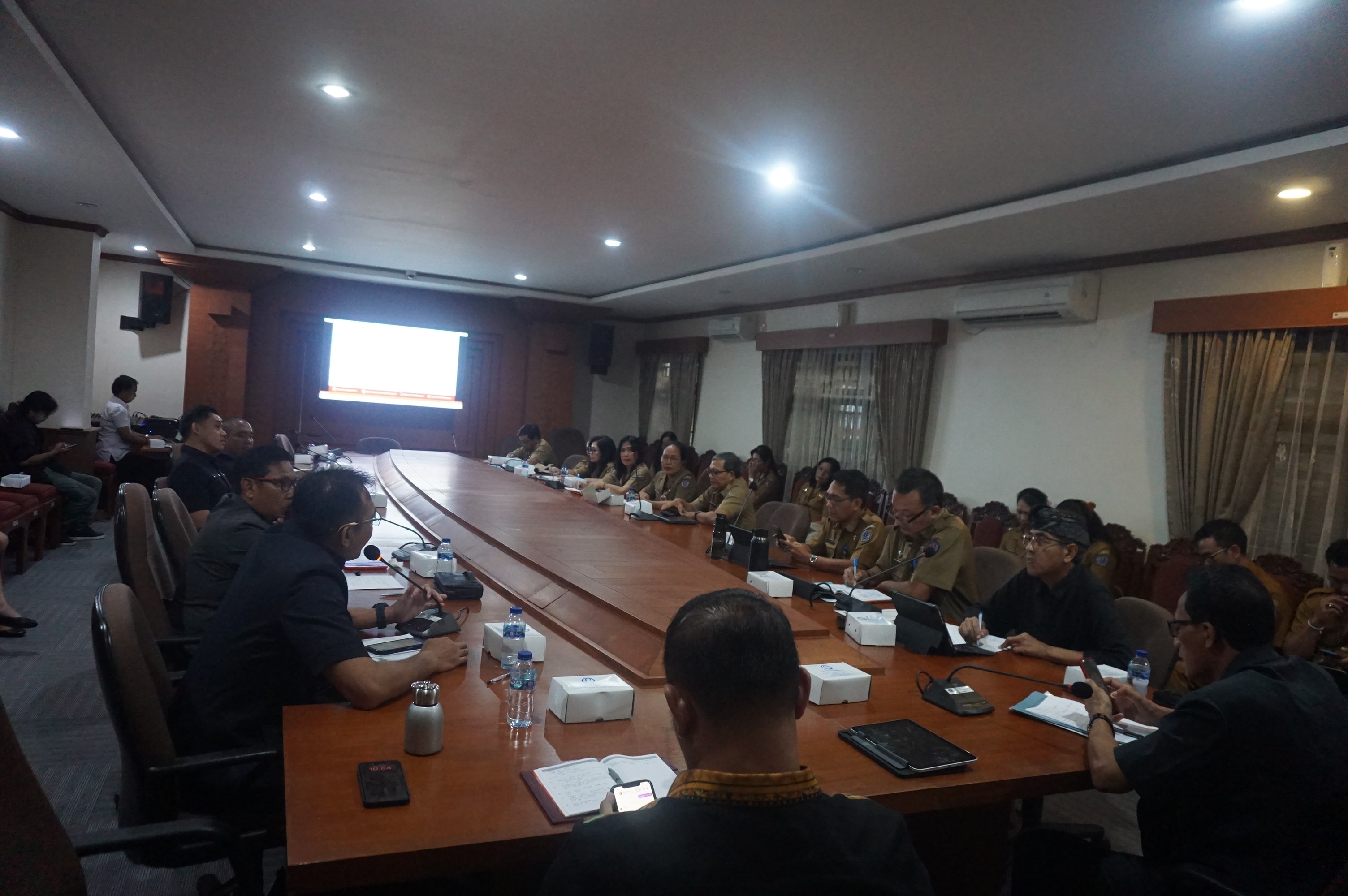 RAPAT KERJA KOMISI I DPRD KOTA DENPASAR BERSAMA DPMPTSP DAN BKPSDM BAHAS SEJUMLAH PERSOALAN