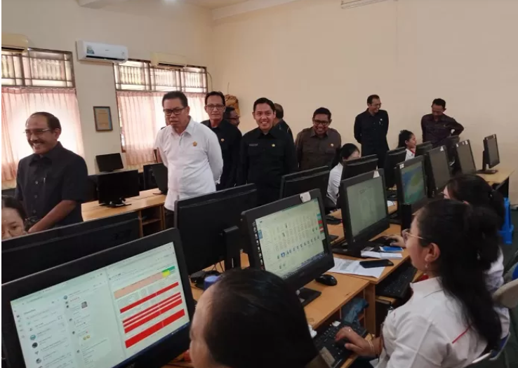MONITORING SPMB SMP NEGERI, DPRD KOTA DENPASAR KUNJUNGI DUA SEKOLAH