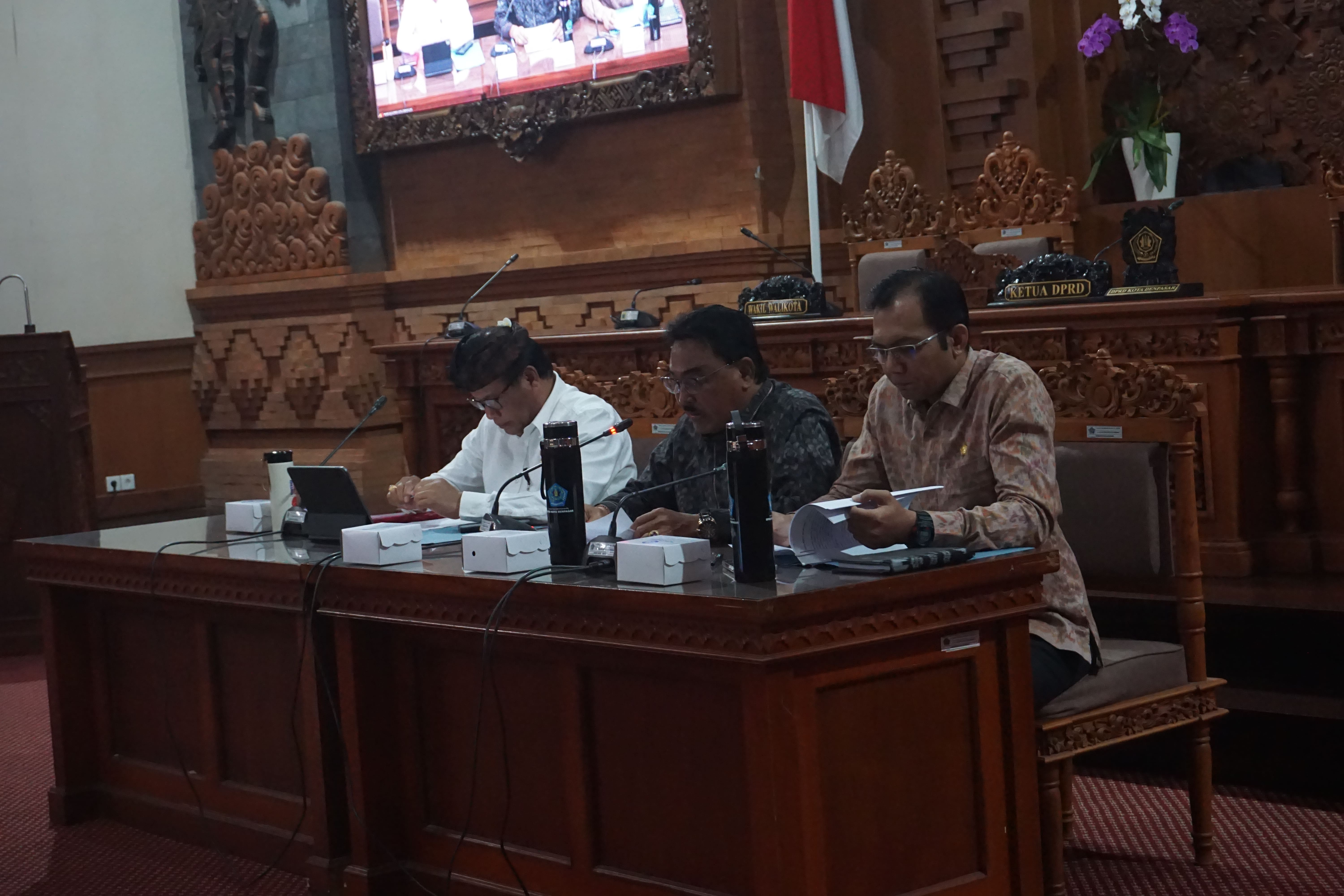 BANGGAR DPRD DAN TAPD BAHAS RANPERDA PERUBAHAN APBD KOTA DENPASAR TA 2025