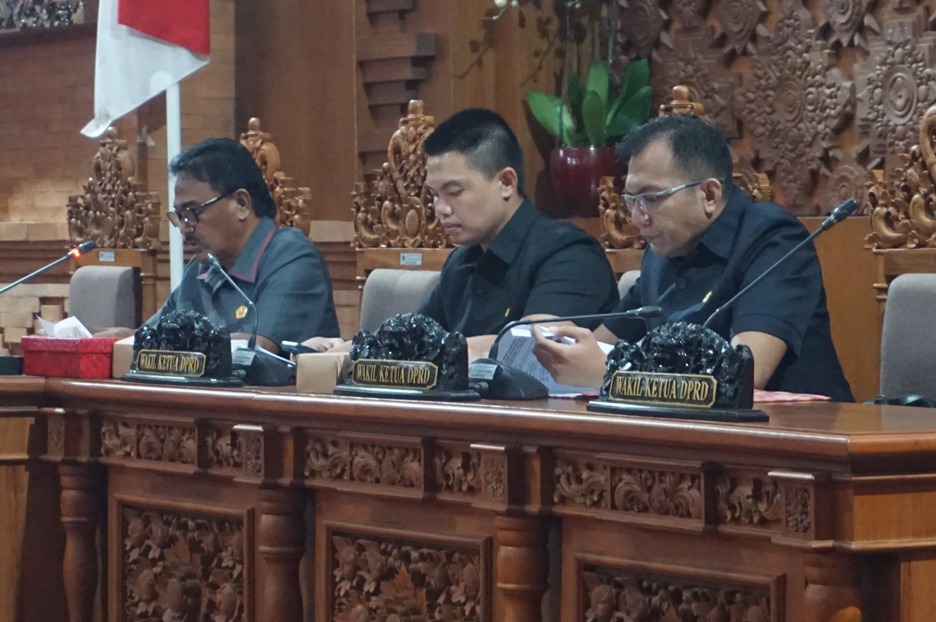 RAPAT PARIPURNA DPRD KOTA DENPASAR SEPAKATI PERUBAHAN JADWAL DEWAN BULAN FEBRUARI 2025