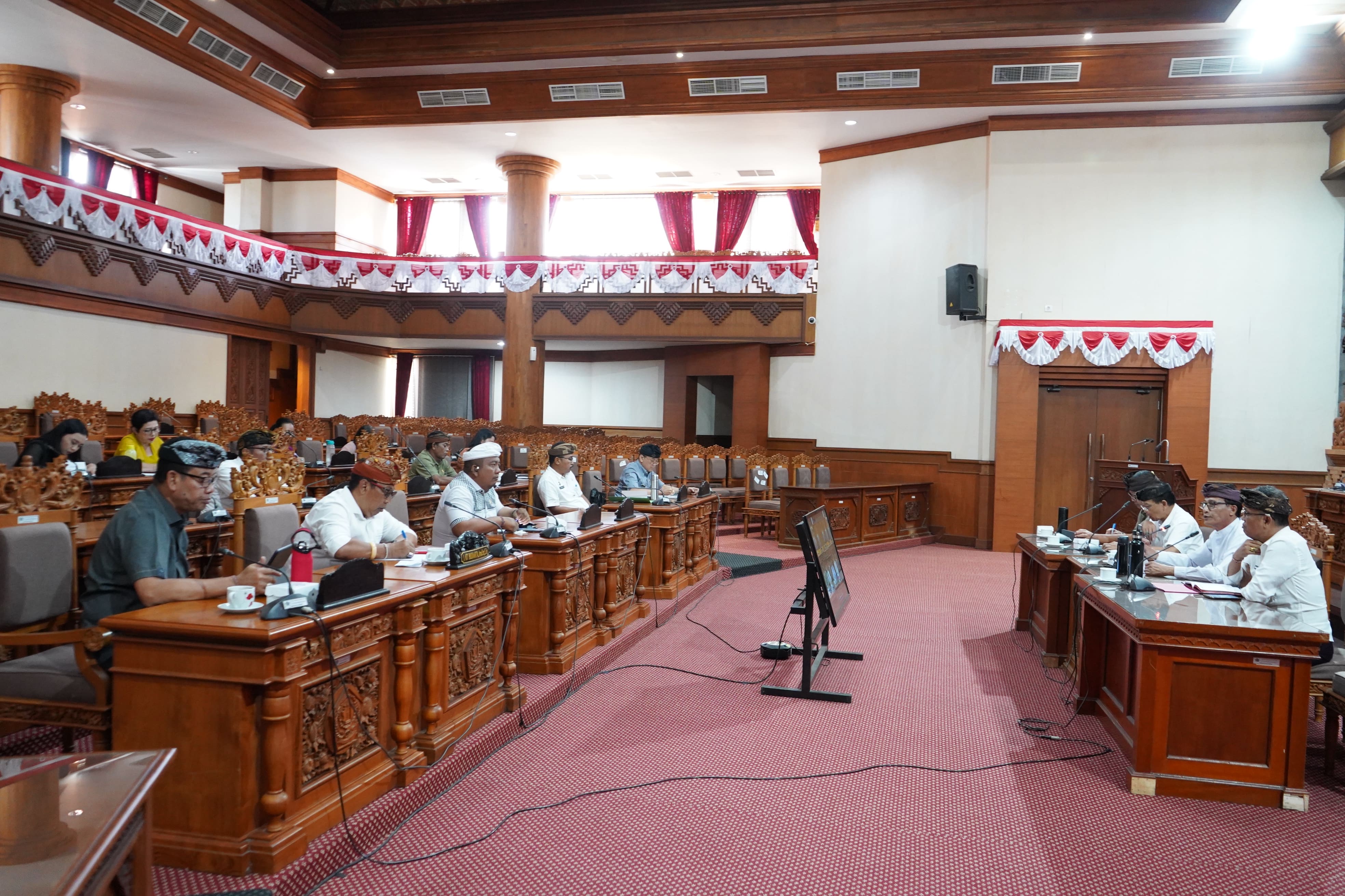 KOMISI I DPRD MINTA PEMERINTAH BENTUK POKJA UNTUK MENYELESAIKAN PERSOALAN REKLAME DI KOTA DENPASAR