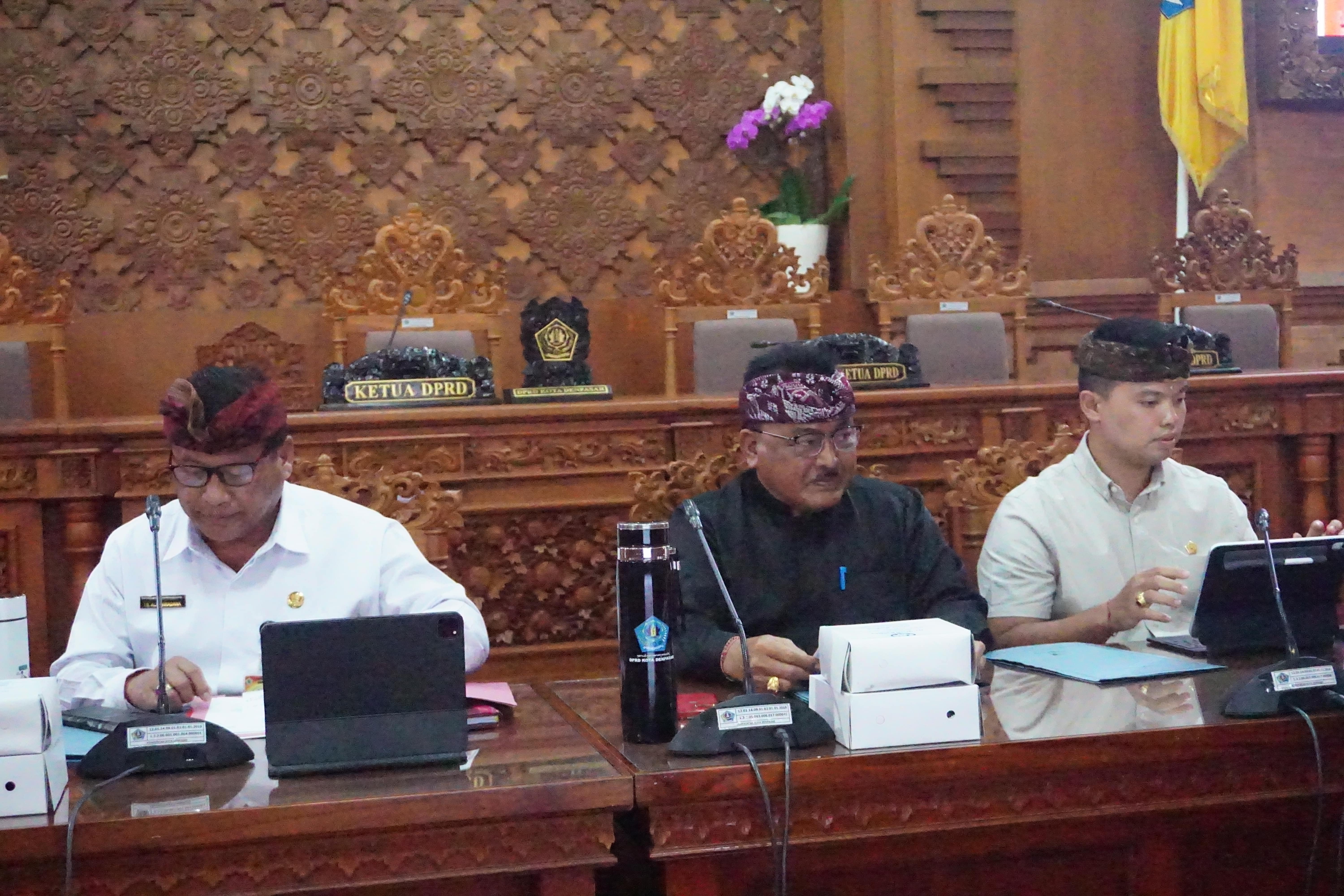 RAPAT KERJA BADAN ANGGARAN DPRD DENGAN TIM ANGGARAN PEMERINTAH KOTA DENPASAR