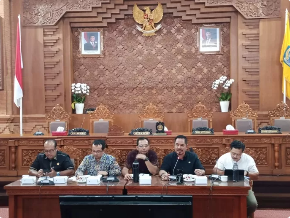PERKUAT MITIGASI BANJIR, DPRD KOTA DENPASAR DESAK NORMALISASI SUNGAI DAN PENATAAN SEMPADAN
