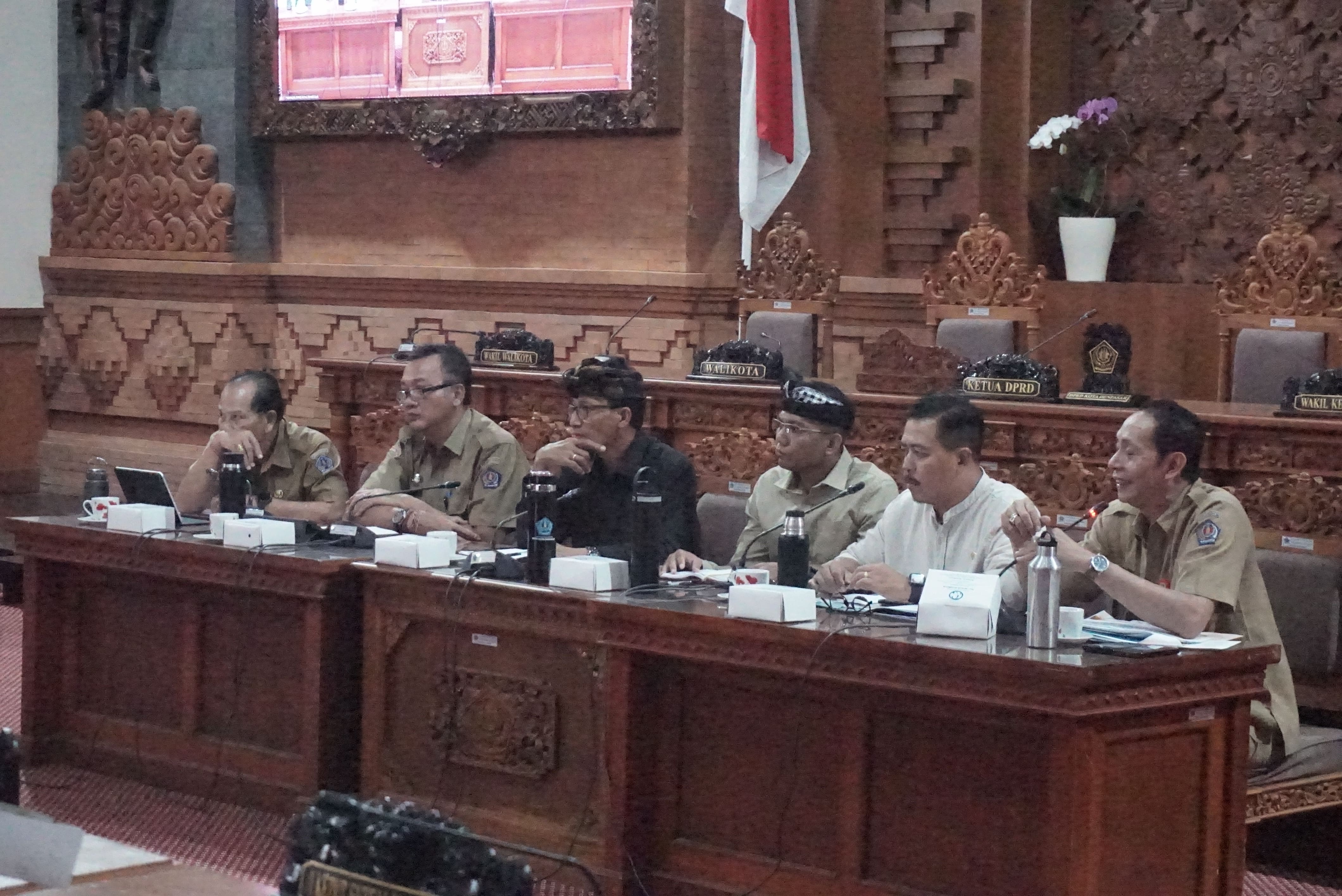 RAPAT KERJA DPRD KOTA DENPASAR BAHAS PELAYANAN PERIJINAN BANGUNAN GEDUNG DAN PROGRAM NASIONAL KOPERASI MERAH PUTIH 