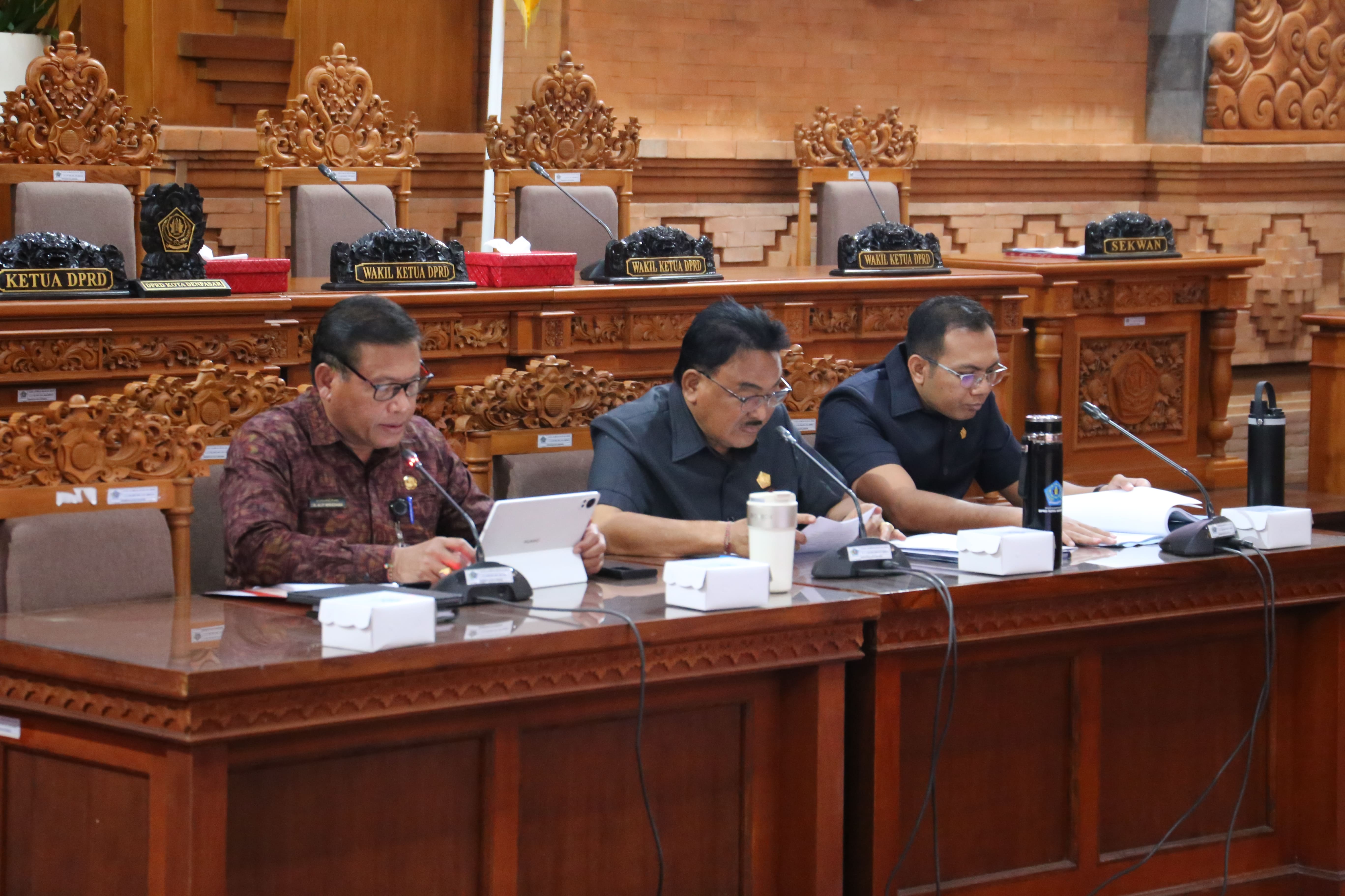 Badan Anggaran Bahas Hasil Evaluasi Gubernur Atas Ranperda Kota Denpasar Tentang Pertanggungjawaban APBD Kota Denpasar TA 2024 dengan TAPD