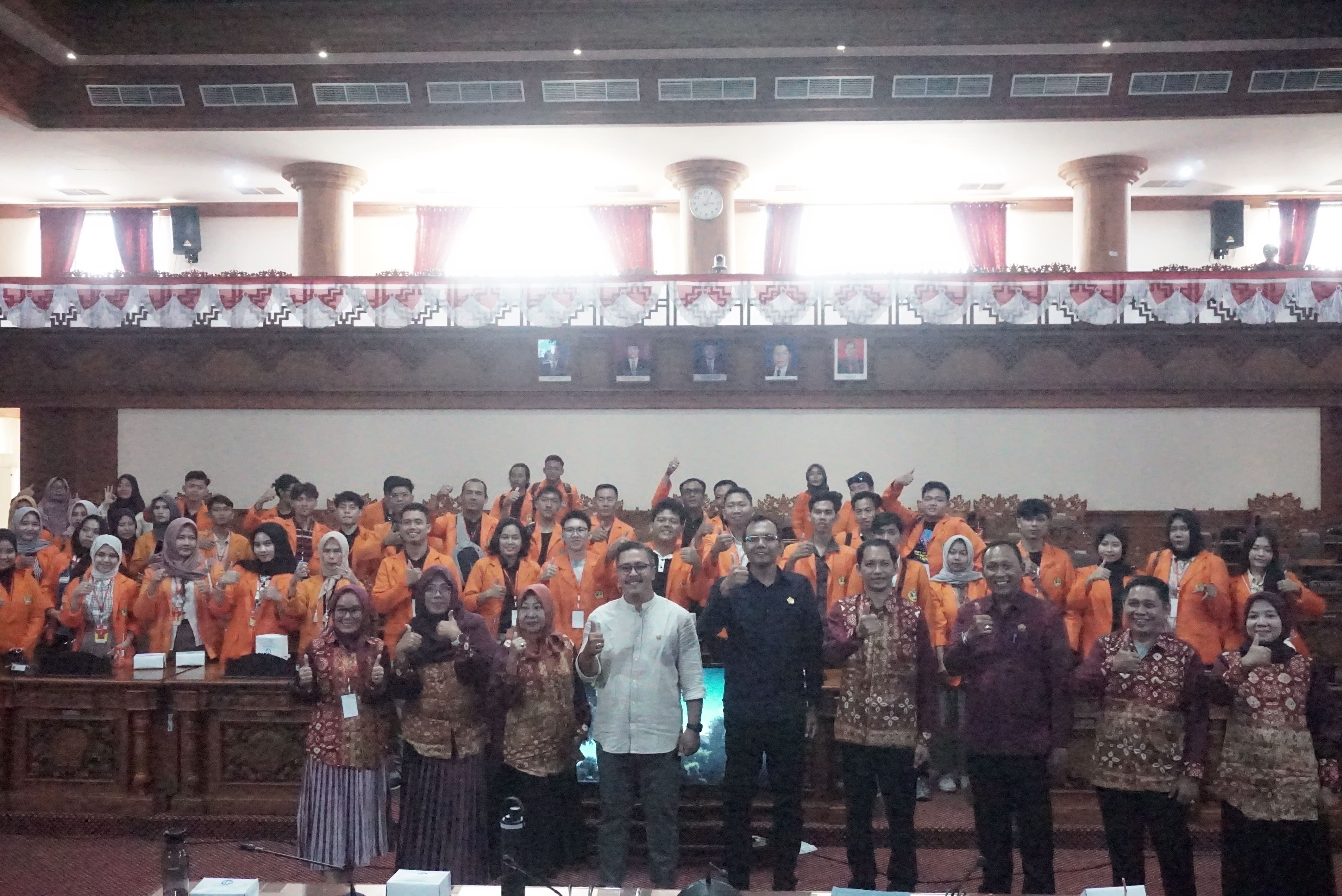 DPRD KOTA DENPASAR TERIMA KUNJUNGAN MAHASISWA FAKULTAS ILMU SOSIAL ILMU POLITIK DAN HUKUM, UNIVERSITAS BATURAJA