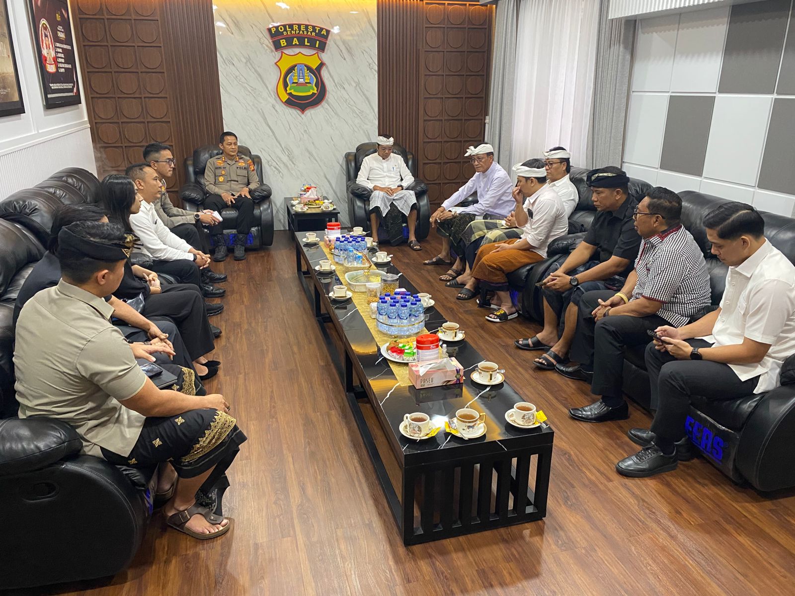 KOMISI I DAN III DPRD DENPASAR DATANGI POLRESTA BAHAS PENANGANAN KASUS KECELAKAAN LALU LINTAS AKIBAT KABEL PROVIDER