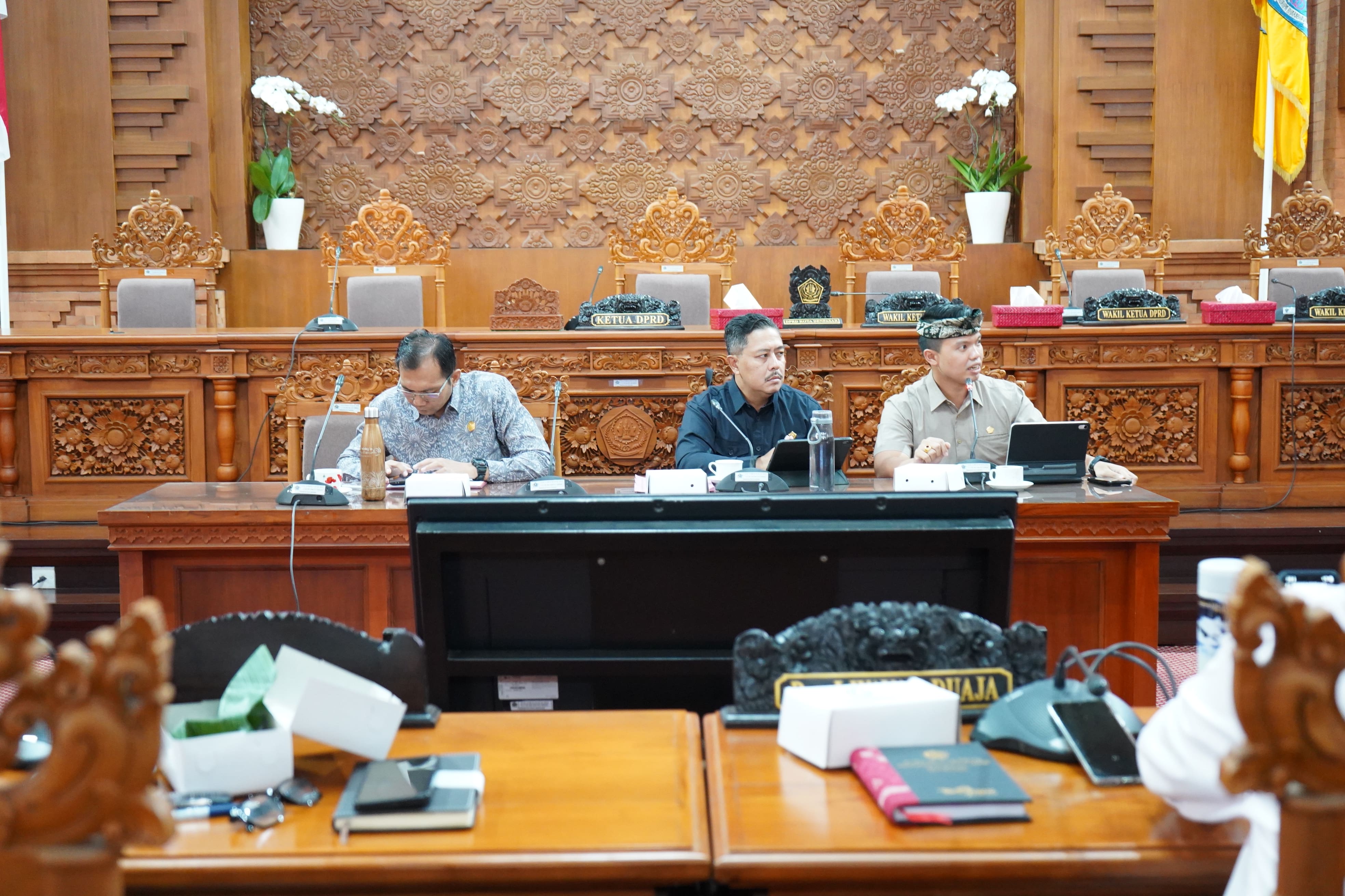 RAPAT KERJA KOMISI DENGAN DINAS PUPR : DPRD KOTA DENPASAR DORONG TINGKATKAN PENGAWASAN PENGERJAAN PROYEK INFRASTRUKTUR