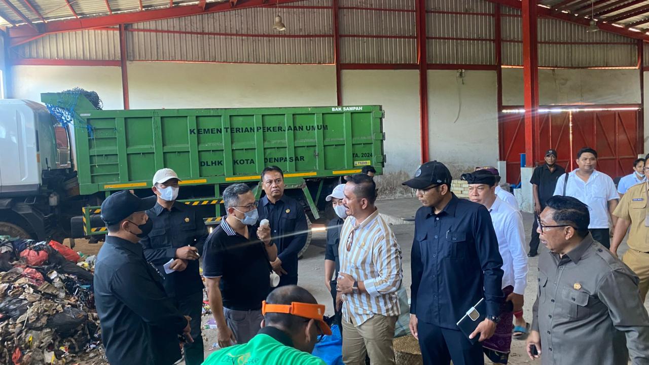DPRD DENPASAR CEK MESIN BARU TPST TAHURA I, KAPASITAS 200 TON PER HARI DIUJI